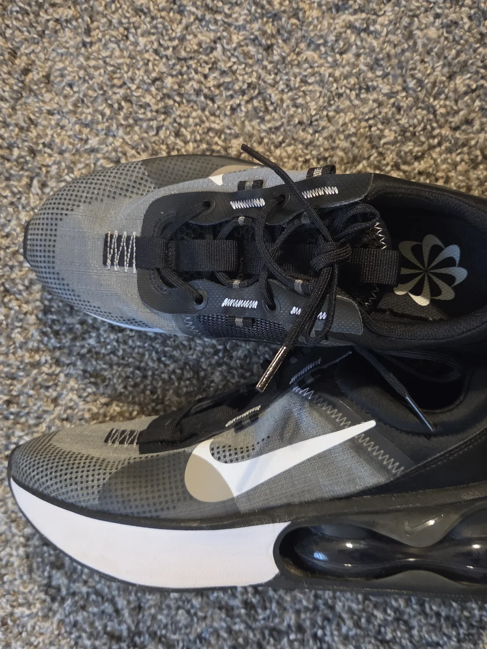 Nike Air Max Black & White Runner - Visible Swoosh. Size 7 Youth.